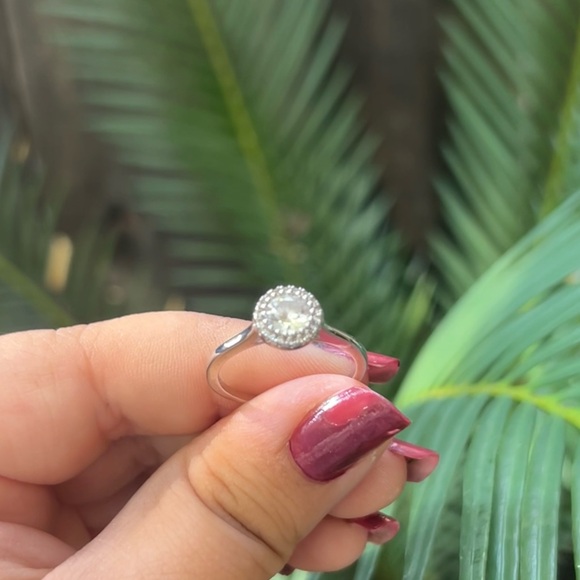 Elegant Halo Ring - Picture 3 of 8